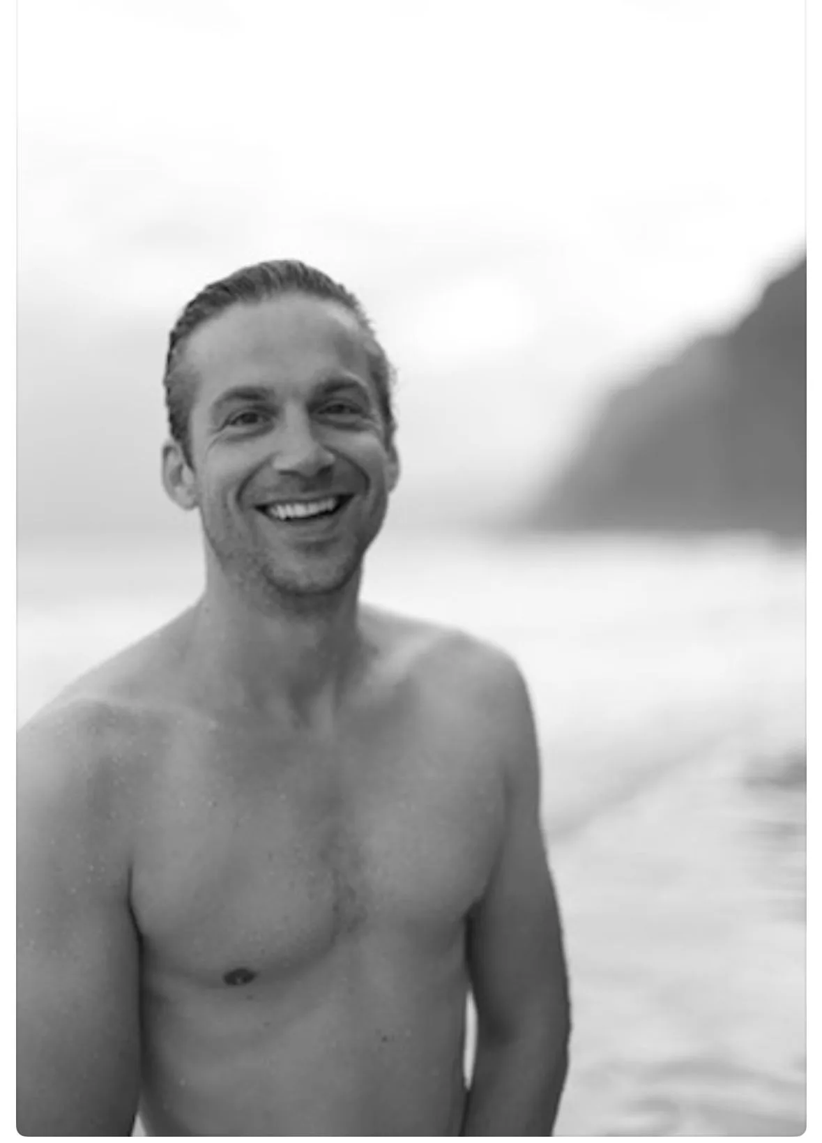 Black-and-white beach portrait of Mathieu Wauters smiling